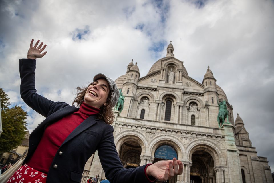 Montmartre en chansons: tour with a professional singer - Meet Anne-Sophie: professional voice, neighborhood energy
