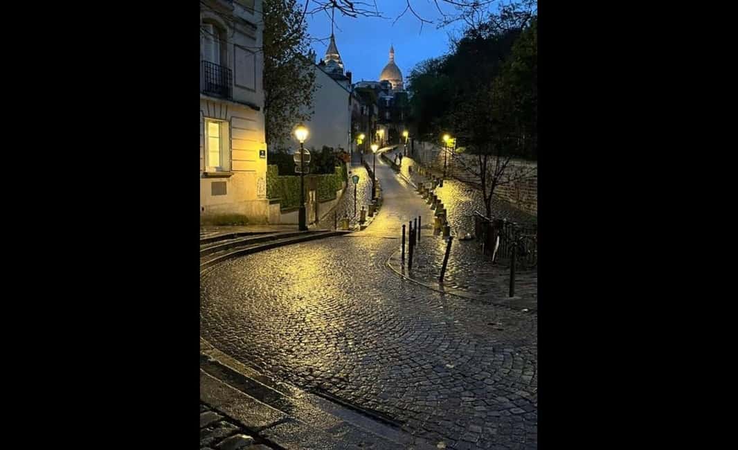 Montmartre for Art Lovers - Walking tour with Expert Guide - Le Passe-Muraille, Square Suzanne Buisson, and the Small-Scale Art Details