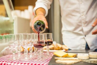 Montmartre French Bistrot Style Food & Wine Tasting Tour - The 6:00pm meeting near 5 Pl. Blanche: what to expect at dusk