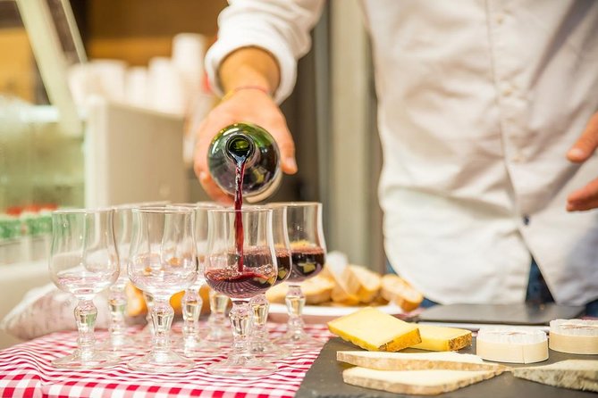 Montmartre French Bistrot Style Food & Wine Tasting Tour - The 6:00pm meeting near 5 Pl. Blanche: what to expect at dusk