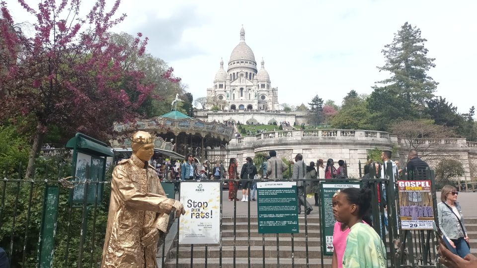 Montmartre: Guided Tour for Kids and Families - Place du Tertre: artists, atmosphere, and shopping-with-purpose