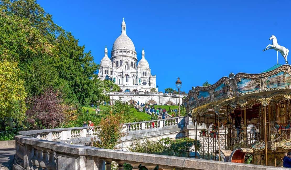 Montmartre: Guided Tour for Kids and Families - Abbesses: the Wall of Love and the second carousel ride