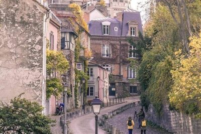 Montmartre Guided Tour with Sacré Cœur Church & City Views - A small English group with guides who actually talk