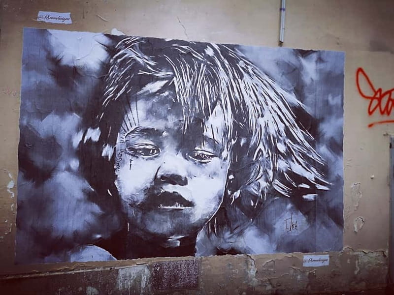 Montmartre : private family tour - Place du Tertre and the artists’ atmosphere you can feel in your feet