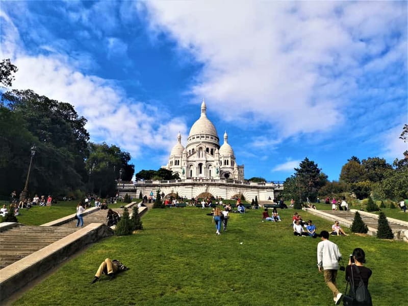 Montmartre : private family tour - Meeting at Place Saint-Pierre: where your tour starts (and why it helps)