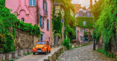 Montmartre & Sacré Coeur: 2.5-Hour Walking Tour - Place du Tertre and the artist square you can actually feel