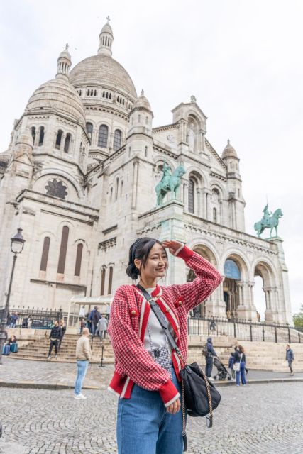 Montmartre Sacre Coeur area photoshoot by Paris photographer - Starting at 55 Rue Lamarck: how the session actually feels