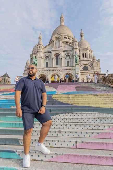 Montmartre Sacre Coeur area photoshoot by Paris photographer - Your Montmartre stops: cobblestones, slopes, and classic streets