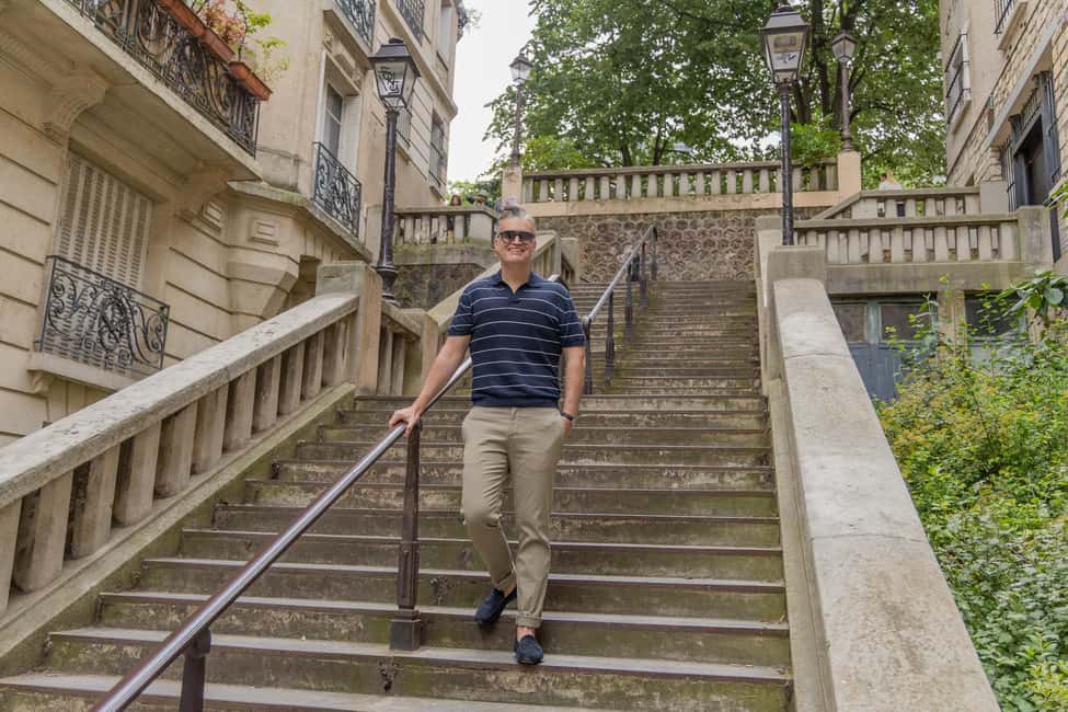 Montmartre Sacre Coeur area photoshoot by Paris photographer - Who should book this Montmartre photoshoot