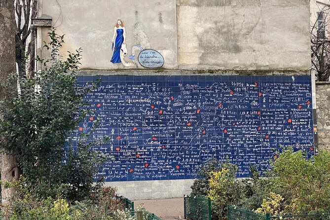 Montmartre Treasure Hunt — Fun and Cultural Investigation - Moulin Rouge Finish: Where the Investigation Wraps Up