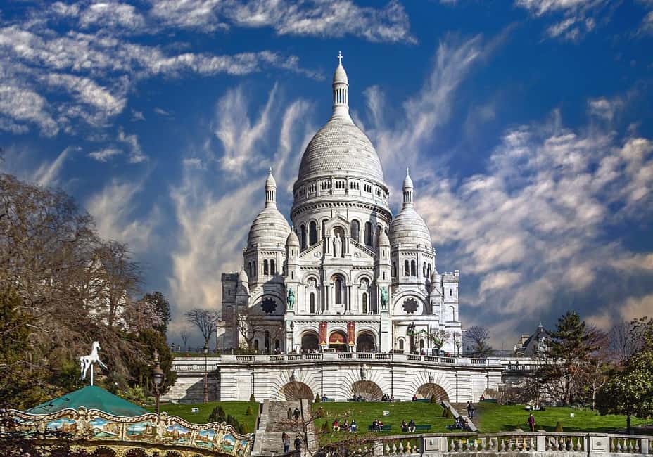 Montmartre Walking Tour with a Local Guide - Where the walk begins near Moulin Rouge (and how to meet your guide)
