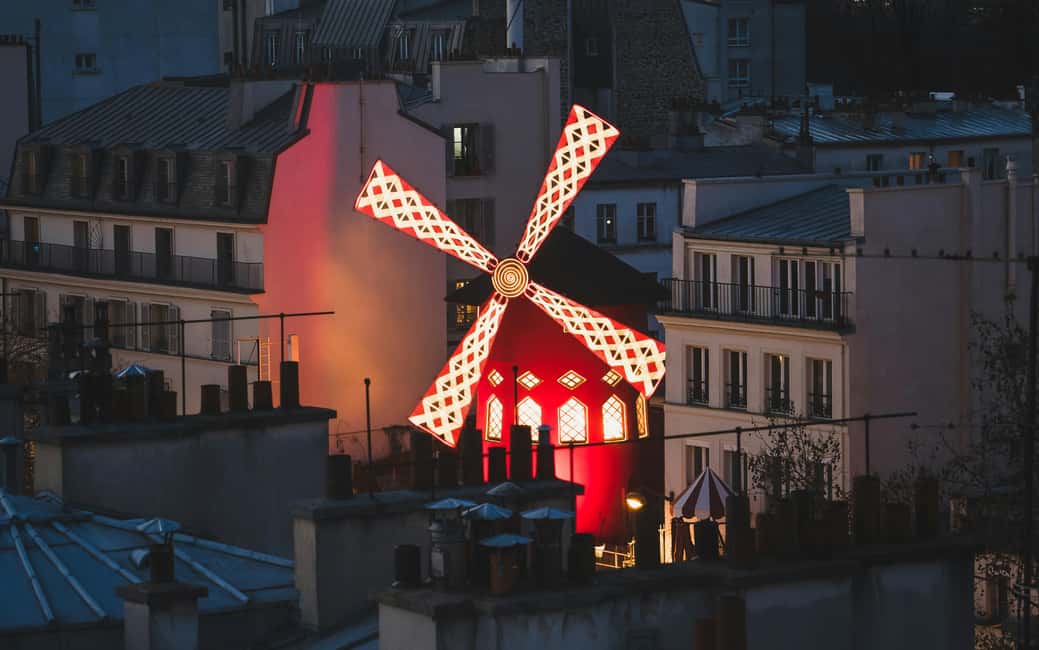 Montmartre Walking Tour with Smartphone App - Entering Montmartre as a phone-led adventure