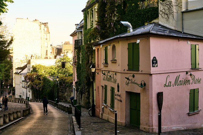 Montmartre’s heritage with specialties tasting Private Tour - French tastings on the walk: what to expect and how to get the most out of it