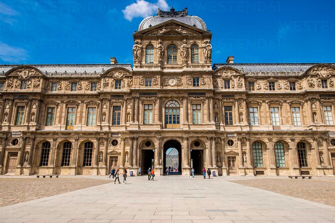 Notre Dame Outdoor and City Center of Paris with Local Guide - Île de la Cité Stroll: Cobblestones, Courtyards, and Photo Spots