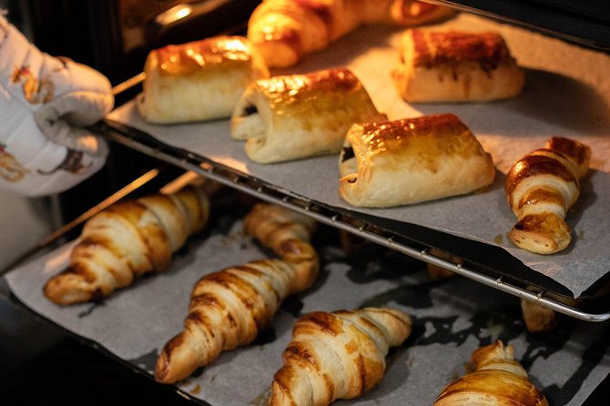 Ohlala Croissants in Paris! - Small-Group Advantage: What Max Six Means for Beginners