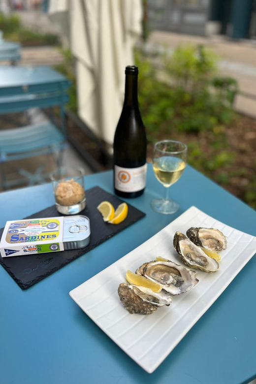 Oyster and white wine tasting in the heart of Montmartre - How to plan your day around this tasting