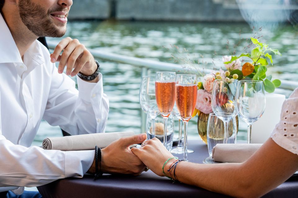 Paris: 3-Course-Dinner Cruise with Wine on the Seine River - Ile de la Cité and Notre-Dame: the photo stop that actually fits the timetable