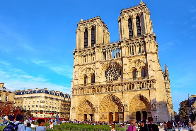 Paris Airport & Hotel Transfer Service - In the car: disinfected vehicle, sanitizer, and bottled water