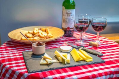 Paris: Authentic Food & Wine Tasting Tour in Le Marais - Oysters and white wine: the best kind of first bite