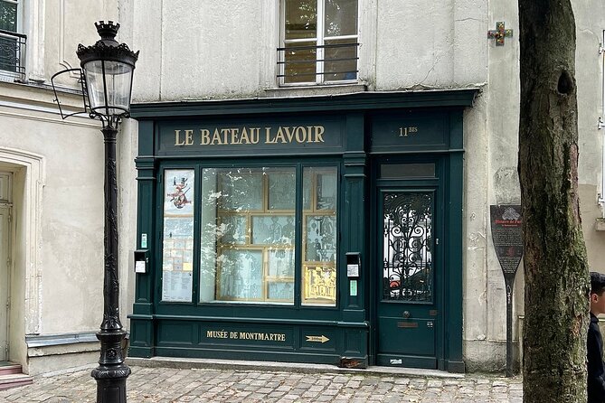 Paris Bites & Stories : A Tasty City Adventure with a Local - Rue Norvins: The Macaron Stop That Makes This Tour Worth It