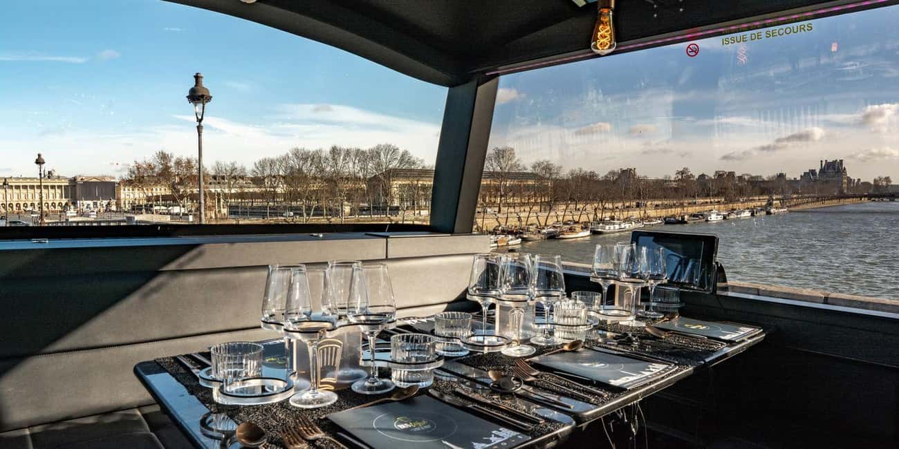 Paris: Bus Toqué Tour with 5-Course Dinner and Champagne - Service and atmosphere: what “small group” really feels like