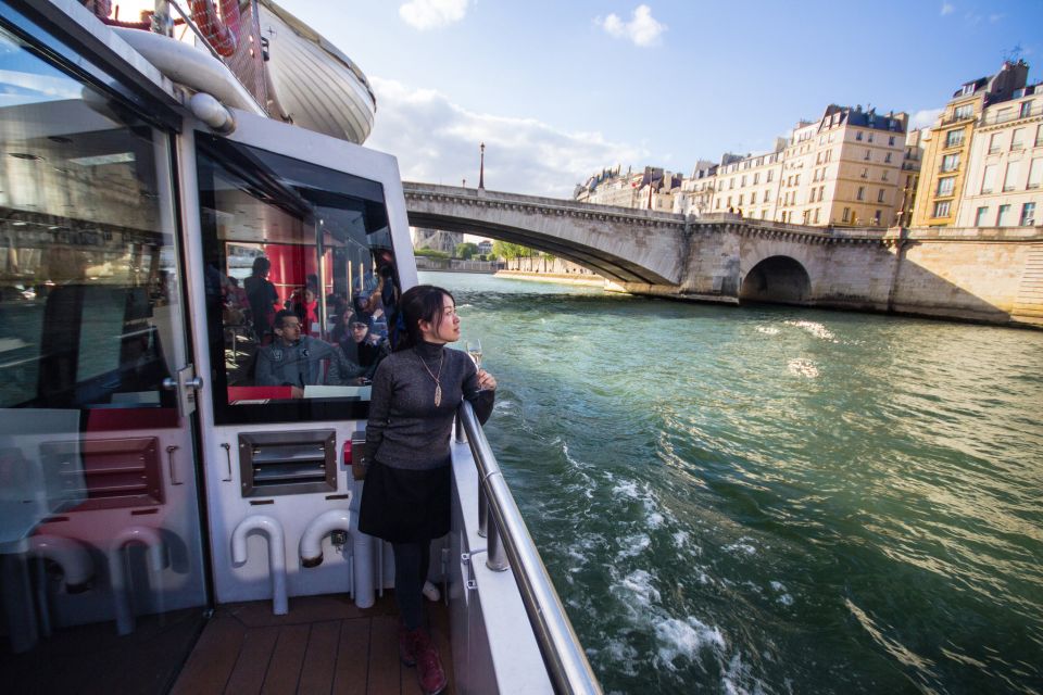 Paris: Champagne Tasting Cruise Departure from Eiffel Tower - Timing and weather: make the hour feel longer