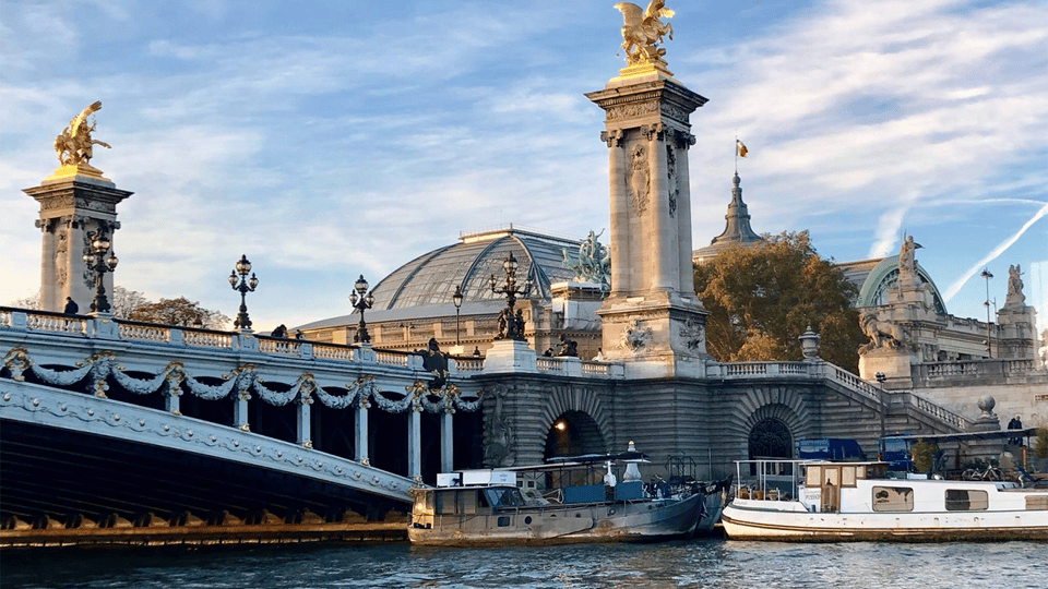 Paris: Champagne Tasting Cruise Departure from Eiffel Tower - How the sommelier makes the tasting more than a toast