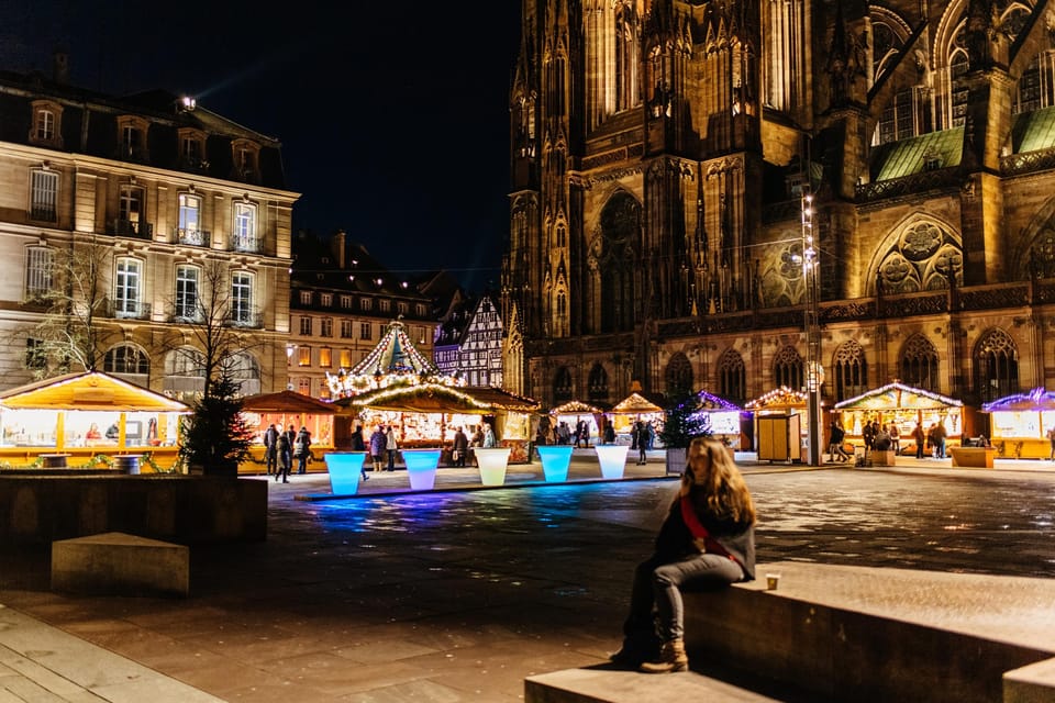 Paris: Christmas Market Guided at Notre Dame & Food Tasting - Entering the experience: the Notre-Dame start point at Quai de l’Archevêché