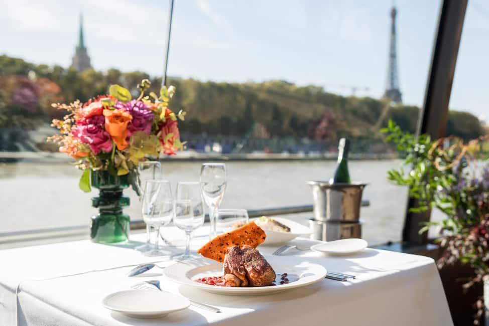 Paris : Christmas Special Lunch Cruise on the Seine River - Music, atmosphere, and service that keeps things smooth