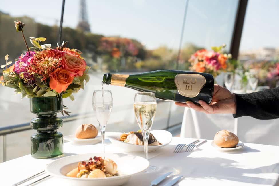 Paris : Christmas Special Lunch Cruise on the Seine River - The upper deck and photographer extras (what’s included, what costs extra)