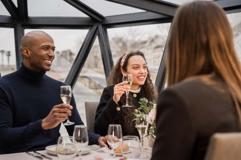 Paris : Christmas Special Lunch Cruise on the Seine River - From reception to aperitif: how the cruise actually starts