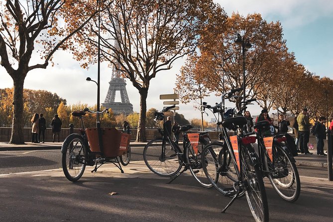 Paris: City Bike Tour on a Dutch Bike - How the Ride Feels: Dutch Bikes, Helmets, and Mixed Speeds
