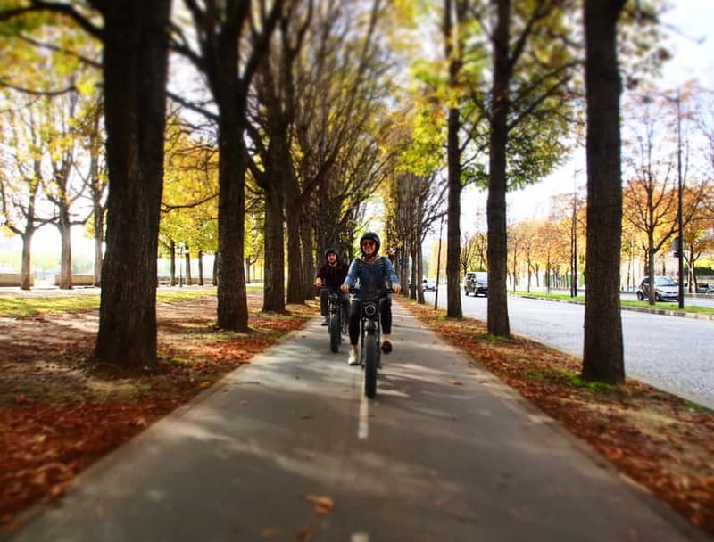 Paris: City Highlights Private Electric Bike Tour with video - Pace, Safety, and the Role of the Guide