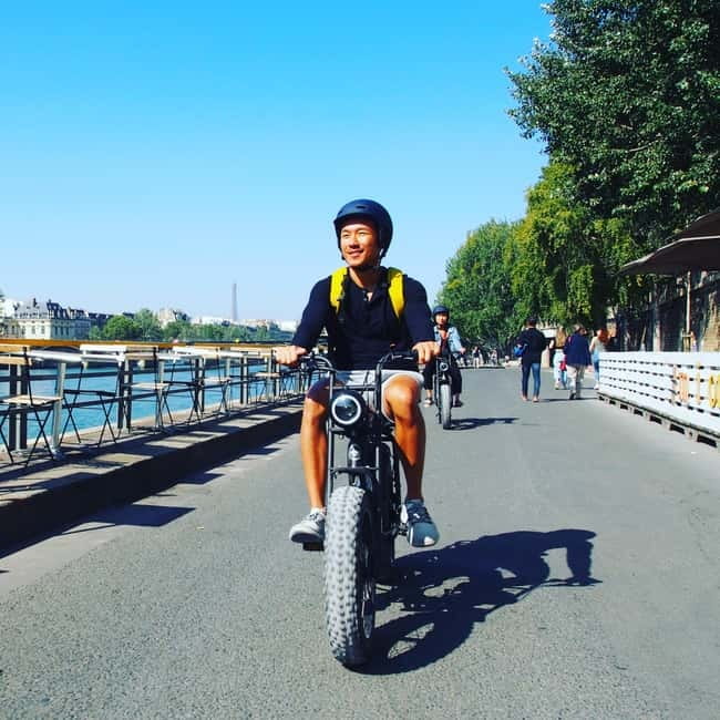 Paris: City Highlights Private Electric Bike Tour with video - Place de la Concorde to Le Marais: From Grand Boulevards to Local Streets