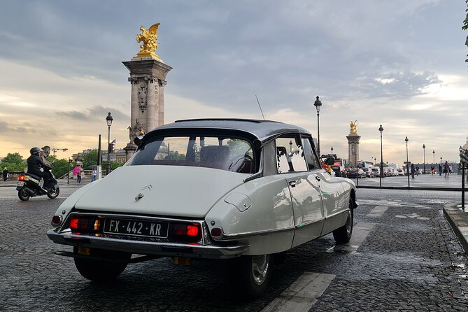 Paris City Tour 1h00 Citroën DS Vintage with Open Roof - How the 1-hour route actually feels (it’s photo-stop flexible)