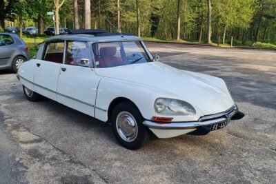 Paris City Tour 3h00 Citroën DS Vintage with Open Roof - Getting started: pickup, mobile ticket, and settling into the DS