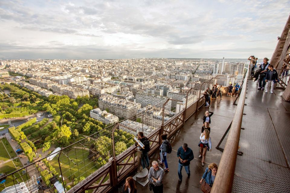 Paris: City Tour by Bus with Eiffel Tower & Optional Summit - Audio commentary in many languages: helpful or just background noise?