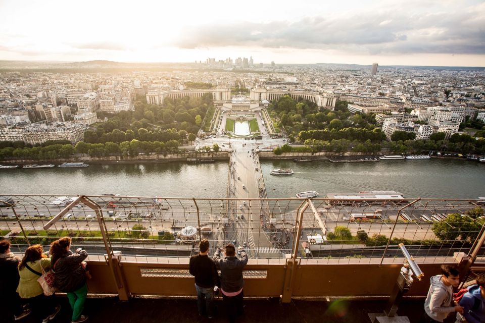 Paris: City Tour by Bus with Eiffel Tower & Optional Summit - Timing, queues, and why late nights can matter (especially with kids)