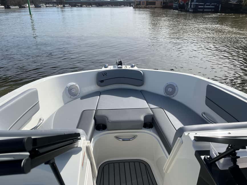 Paris : croisière privée Seine, bateau moderne - 2 heures - The boat and the welcome: Bayliner VR5 comfort with champagne