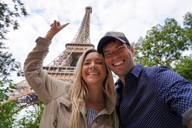 Paris Day Tour with Eiffel Tower, Louvre and Cruise Max 6 People - Montmartre highlights: Wall of Love, artists’ square, and Sacré-Cœur exterior
