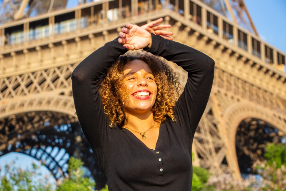 Paris: Eiffel Tower and Paris Bridges Private Photowalk - How the Photographer Directs You: Poses, Angles, and the Small Things That Change Everything