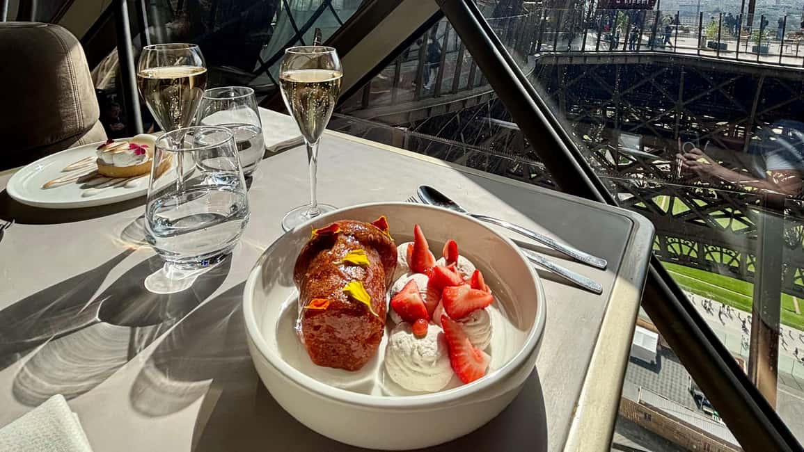Paris: Eiffel Tower Dining, Gustave Menu at Madame Brasserie - Choosing the Right Time: 6:30 PM or 9:00 PM