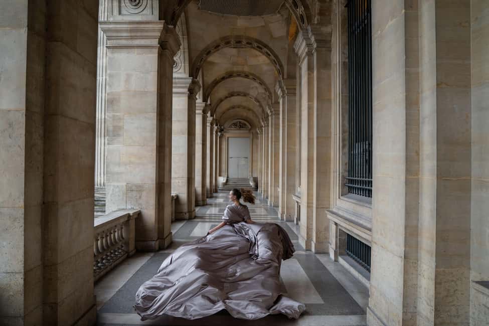 Paris: Eiffel Tower Flying-Dress Photoshoot jonadress - Price and value: is $330 per group a good deal?