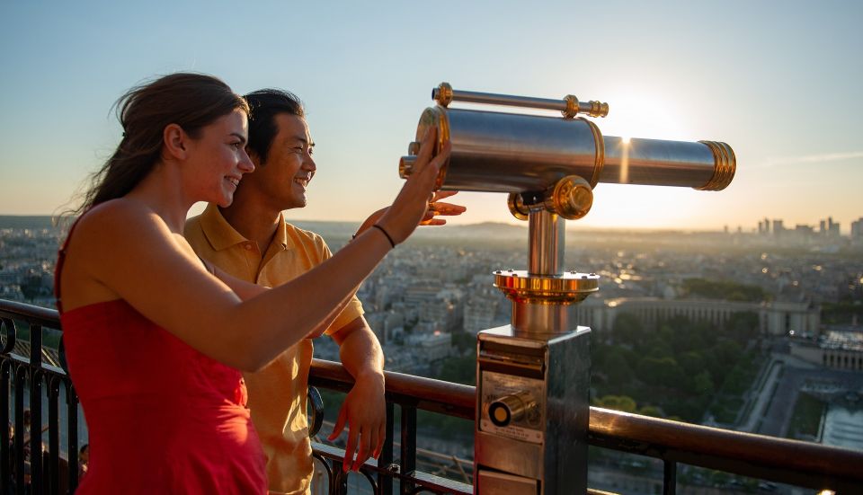 Paris: Eiffel Tower Hosted Tour, Seine Cruise and City Tour - Guides: what to expect from the human side