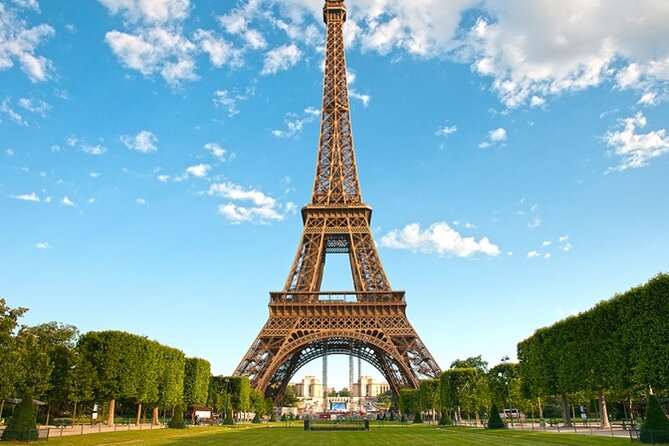 Paris Eiffel Tower, Notre Dame, Louvre and Montmartre Guided Tour - Inside the Louvre for 90 Minutes: How to See the Most Without Getting Stuck