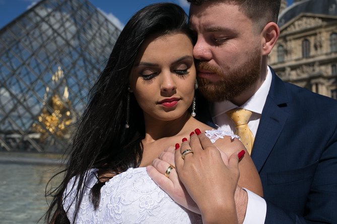 Paris Eiffel Tower Photoshoot Professional Photographer Private - Posing guidance that doesn’t feel forced