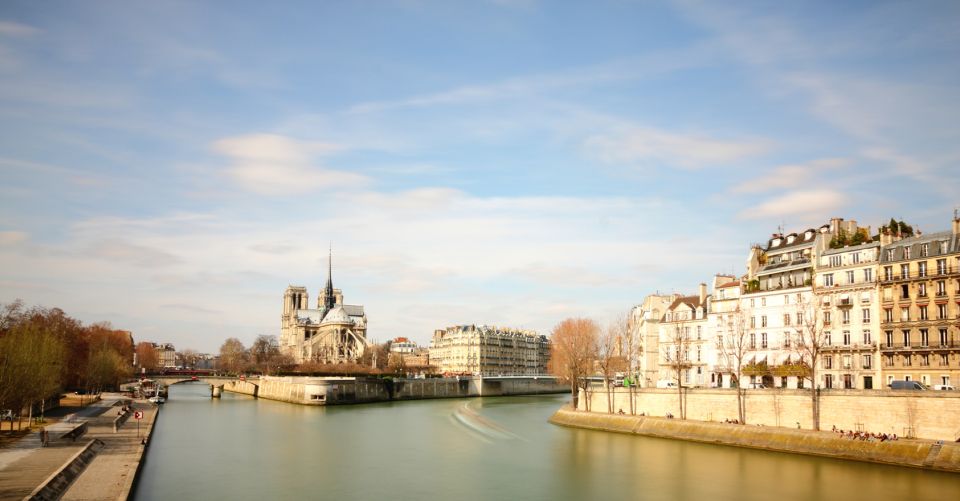 Paris: Eiffel Tower Tour & Seine River Cruise Tour - Finding your guide: the meet-up matters more than you think