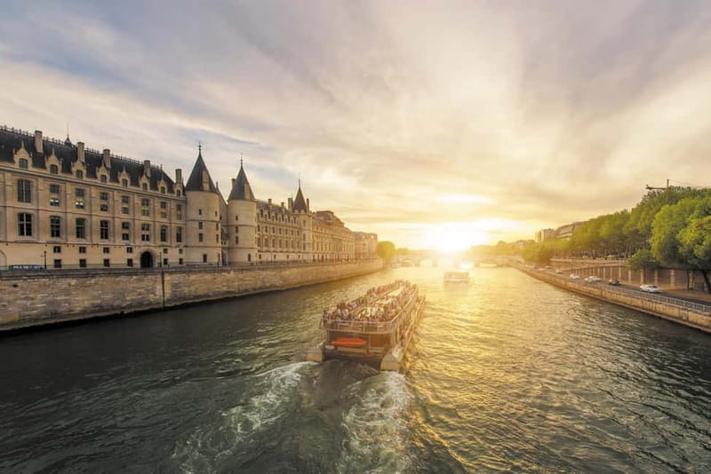 Paris: Explorer Pass with 3, 4, 5, 6, or 7 Attractions - Seine River cruising and Montmartre meals: the Paris vibe portion