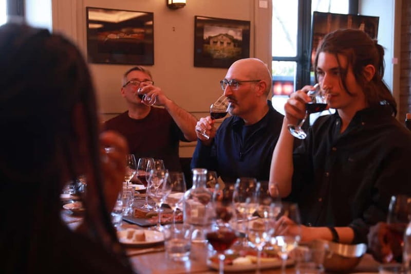 Paris: French Wine Tasting and Pairing in Montmartre - The 1.5-hour rhythm: what happens when
