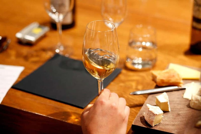 Paris: French Wine Tasting Class with Sommelier - What you actually taste: 1 Champagne and 5 regional wines